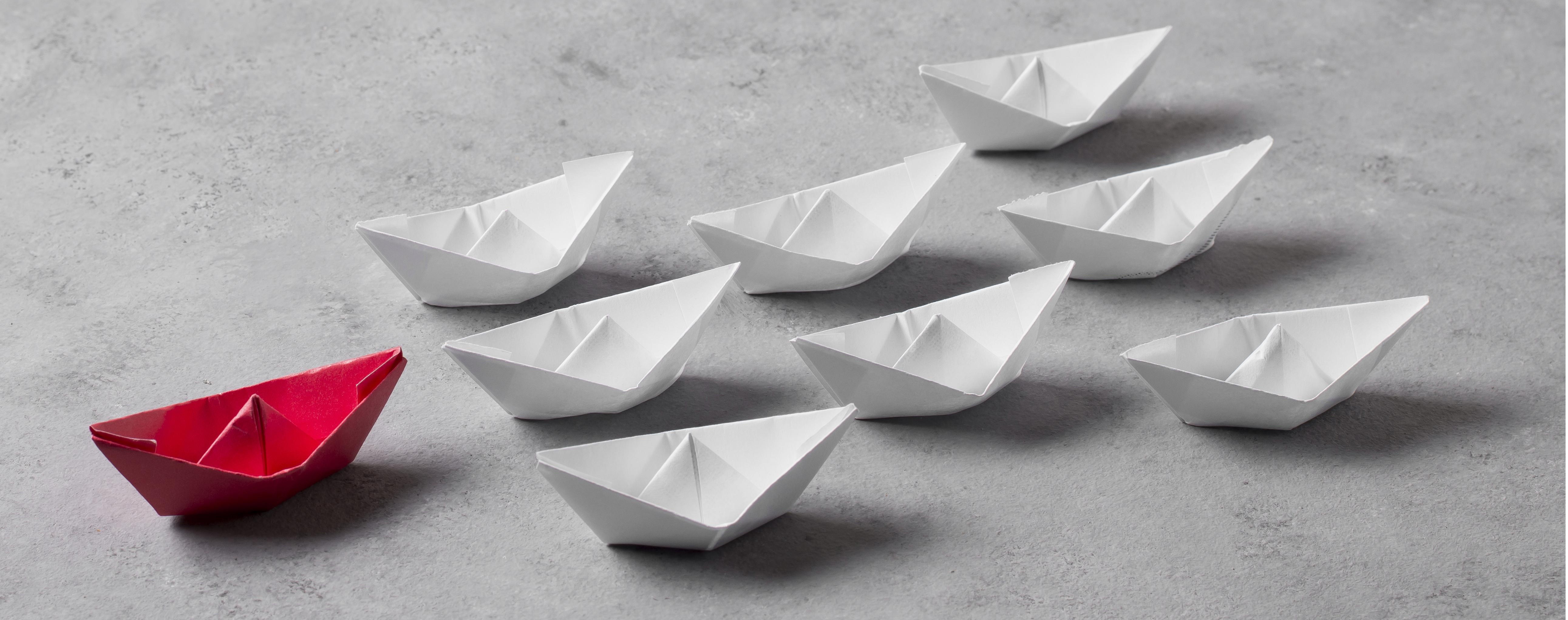 aranzacja dnia szefa z papierowymi lodziami